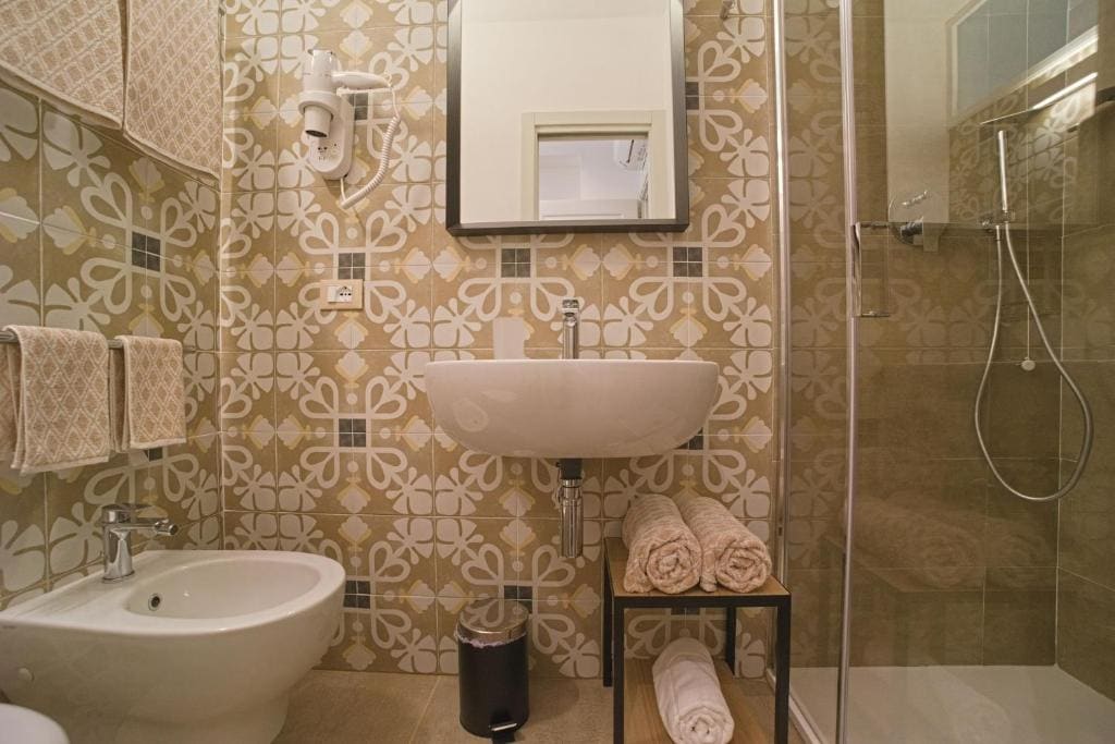 Double Room with Private Bathroom room - Image 2