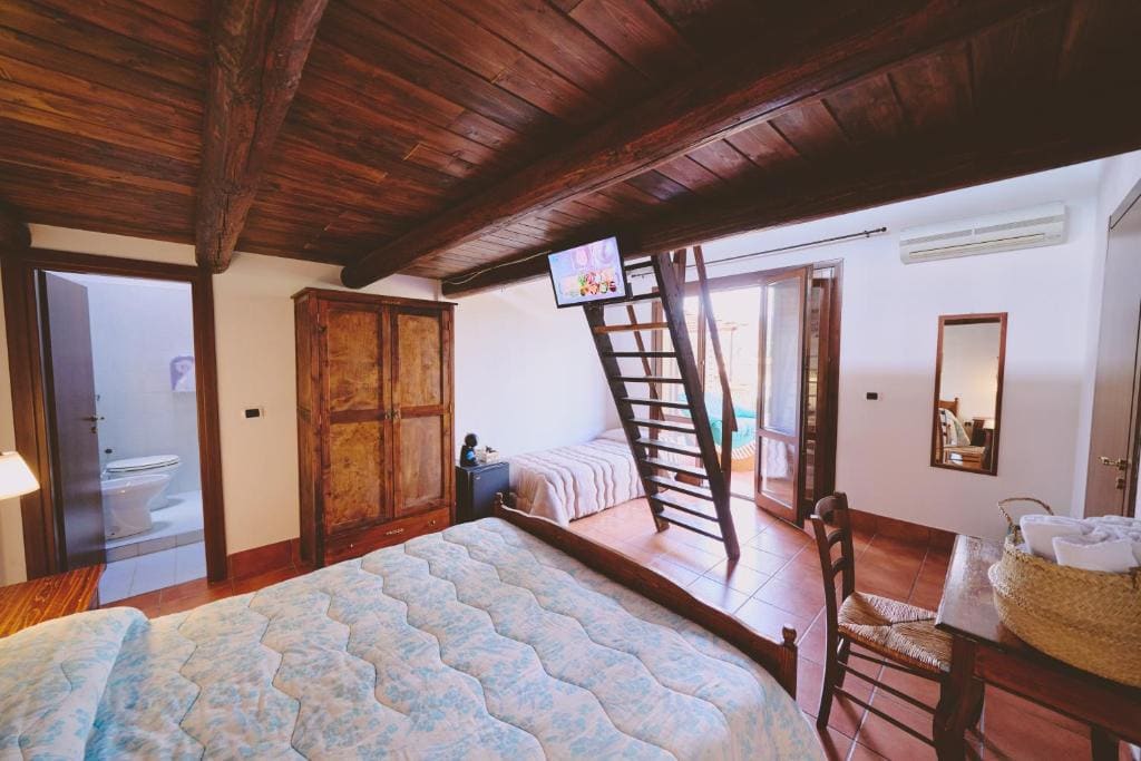 Triple Room with Terrace room - Image 1