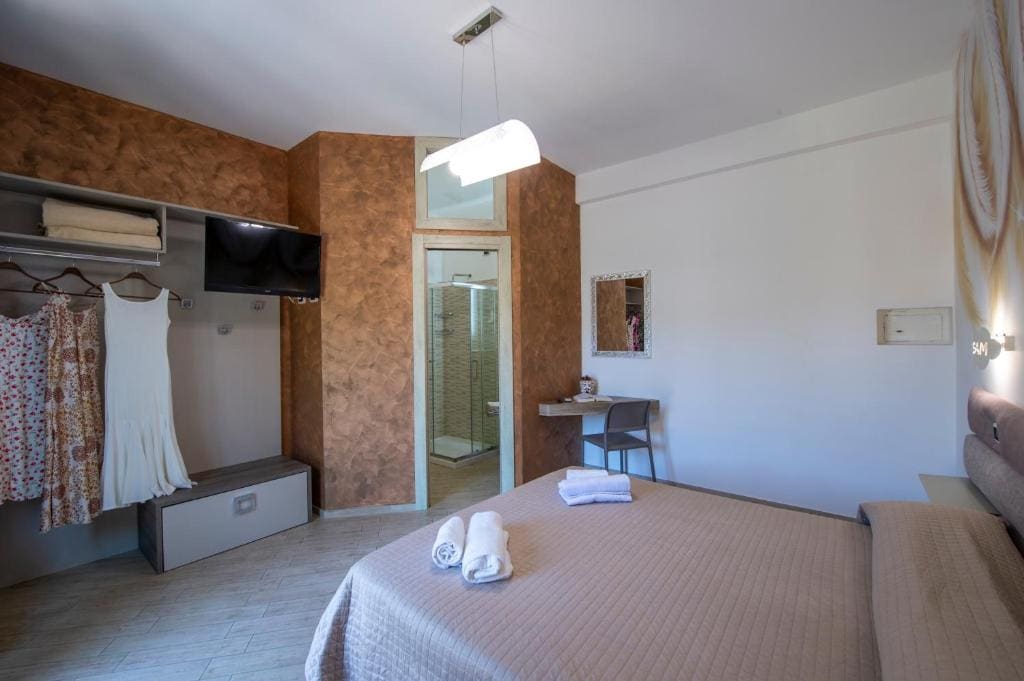 Deluxe Double Room with Sea View room - Image 3