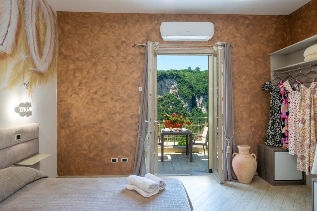 Deluxe Double Room with Sea View room - Image 2