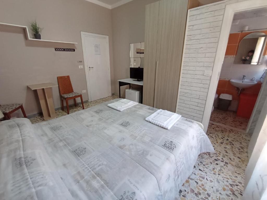 Double Room with Private Bathroom room - Image 3