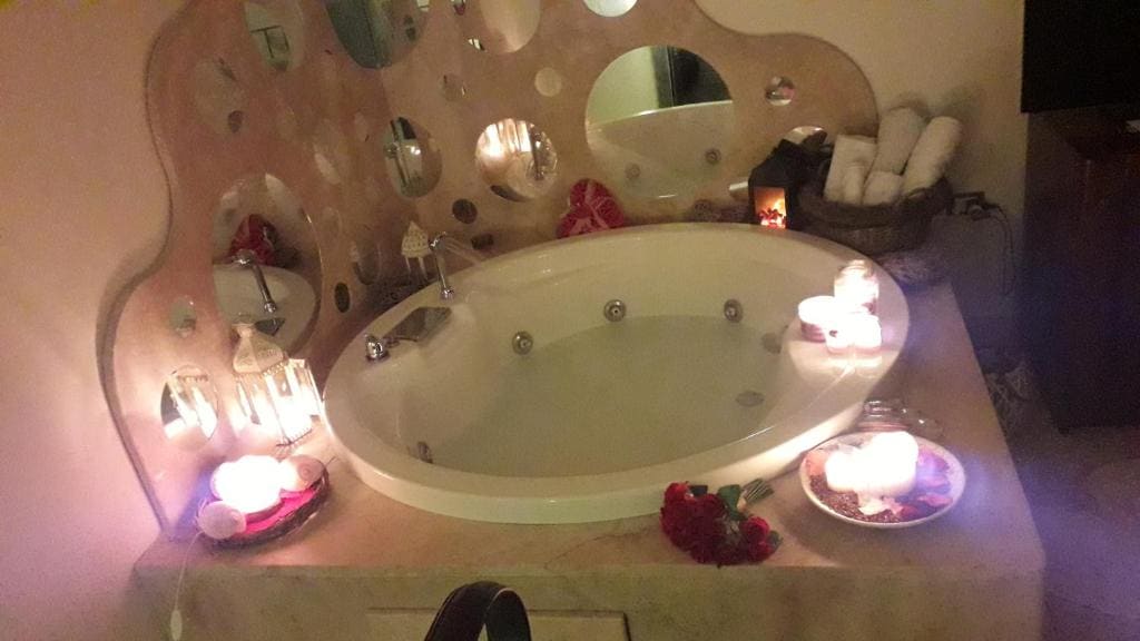 Queen Suite with Spa Bath room - Image 3