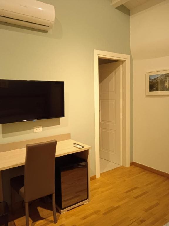Double Room with Private Bathroom room - Image 2