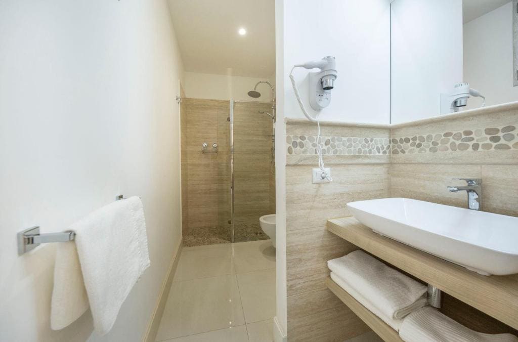 Deluxe Double Room with Extra Bed room - Image 2