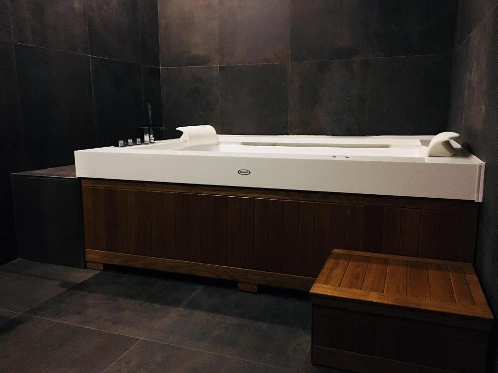 Deluxe Room with Spa Bath room - Image 2
