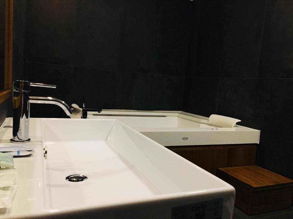 Deluxe Room with Spa Bath room - Image 3