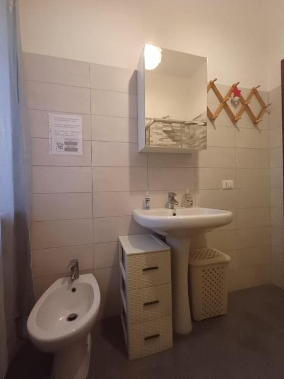 Double Room with Shared Bathroom room - Image 3