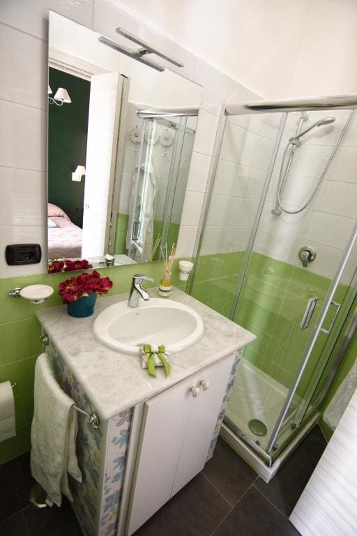 Double Room with Private Bathroom room - Image 3