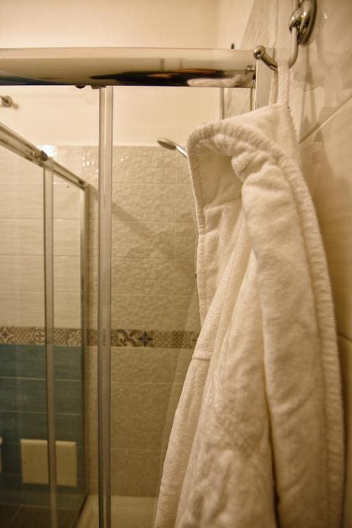 Quadruple Room with Private Bathroom room - Image 3