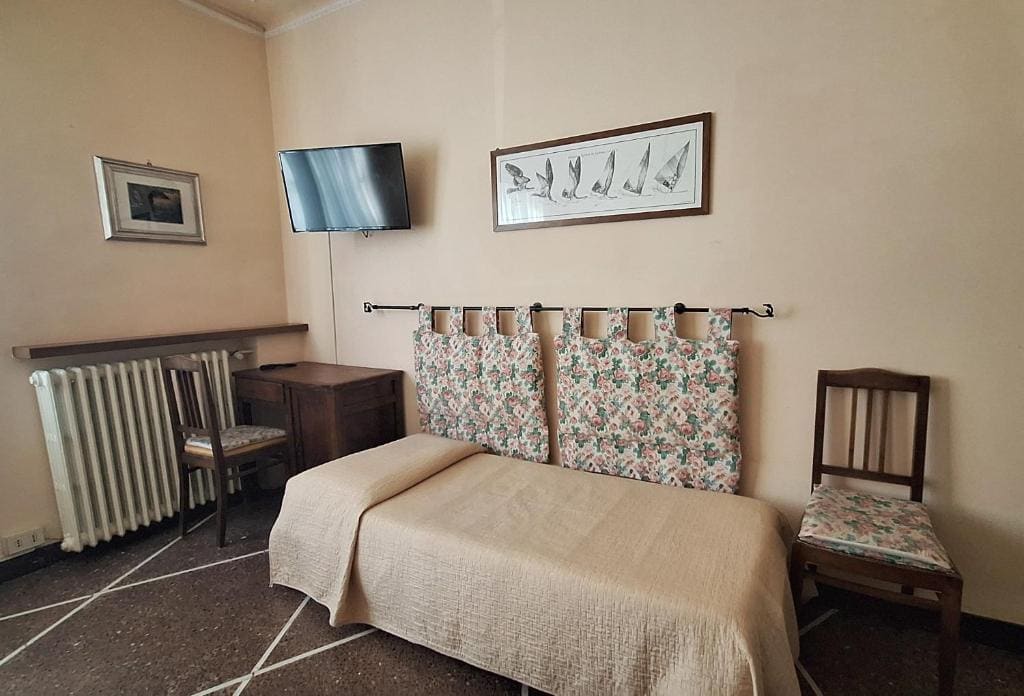 Double Room with Private External Bathroom room - Image 1