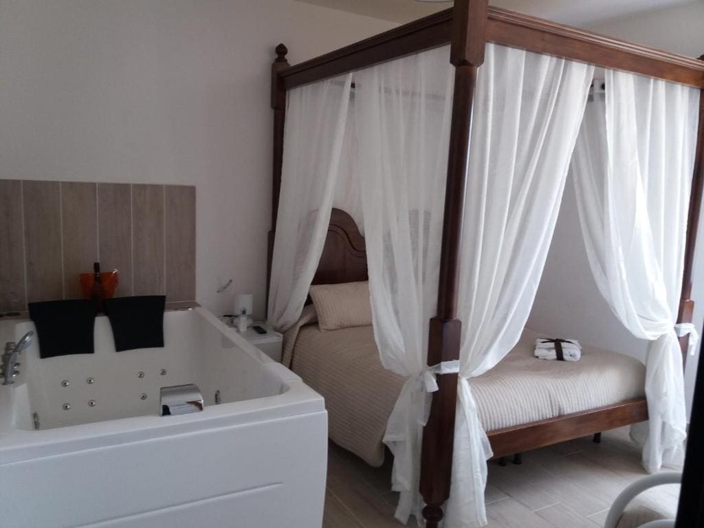 Double or Twin Room with Jacuzzi room - Image 2