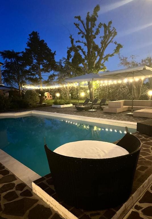 Double Room with Pool View room - Image 3