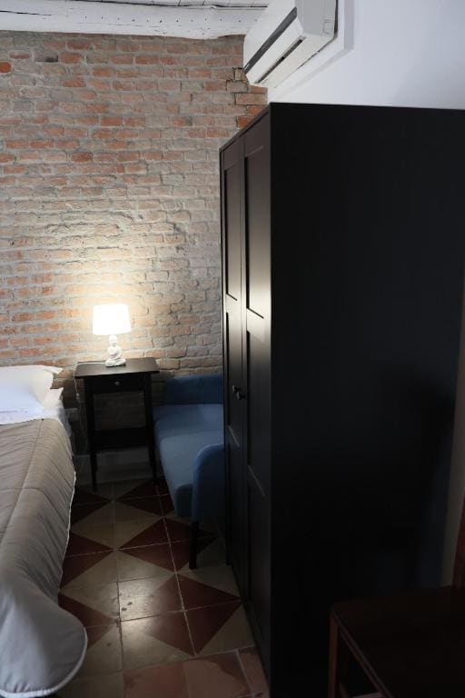 Large Double Room room - Image 3