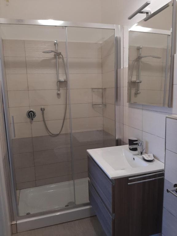 Double Room with Private Bathroom room - Image 2