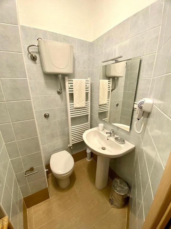 Room room - Image 2