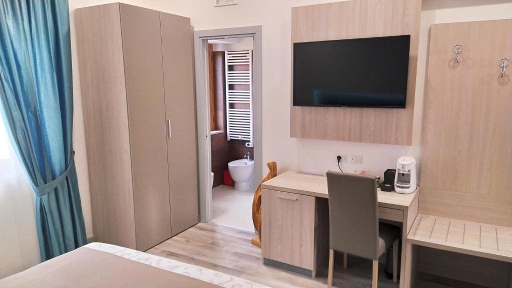 Deluxe Quadruple Room room - Image 1