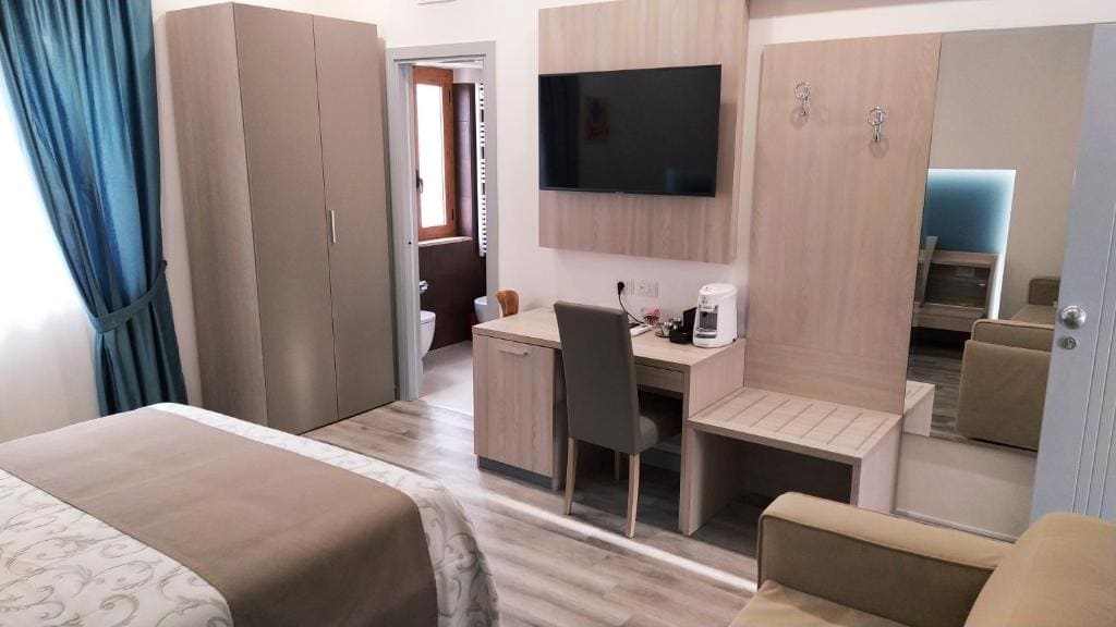 Deluxe Quadruple Room room - Image 2