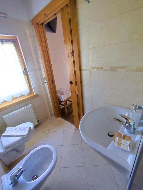 Standard Twin Room room - Image 2