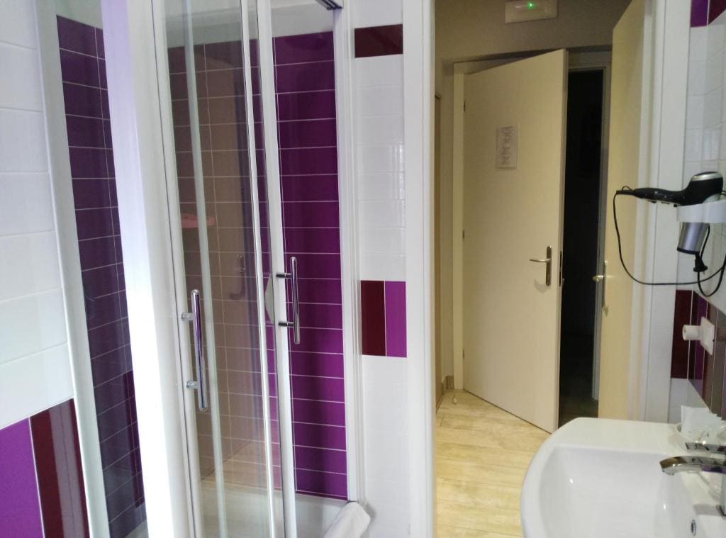 Large Double Room with Private Bathroom room - Image 2