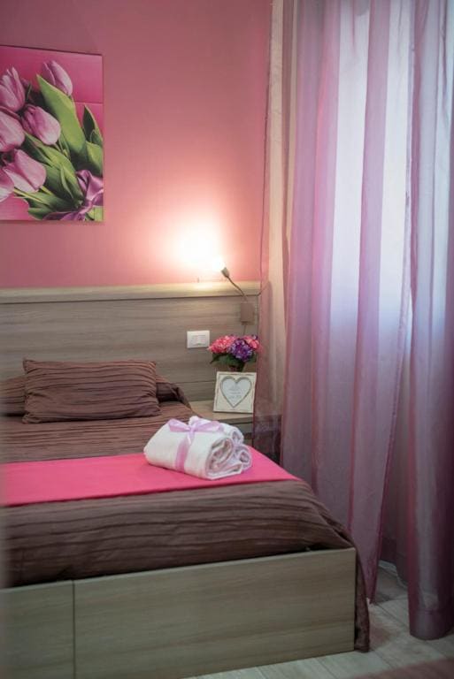 Large Double Room with Private Bathroom room - Image 1