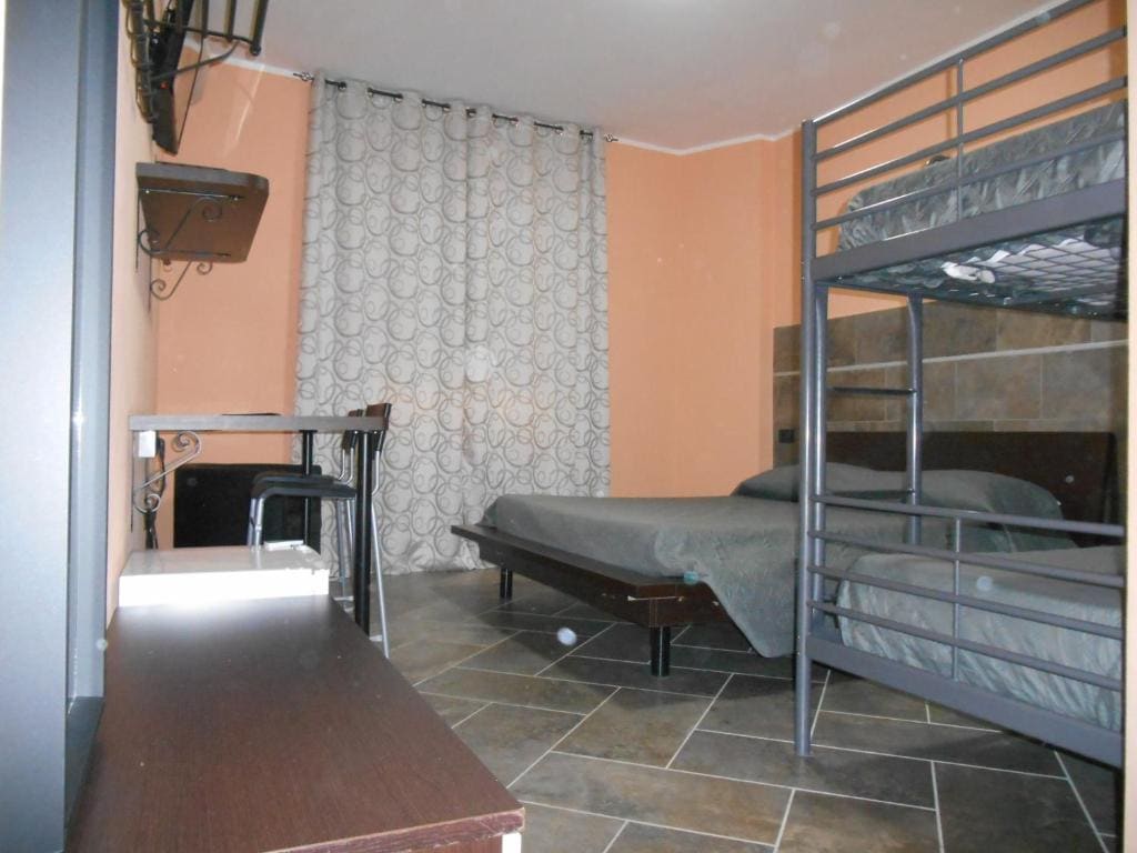 Room room - Image 2