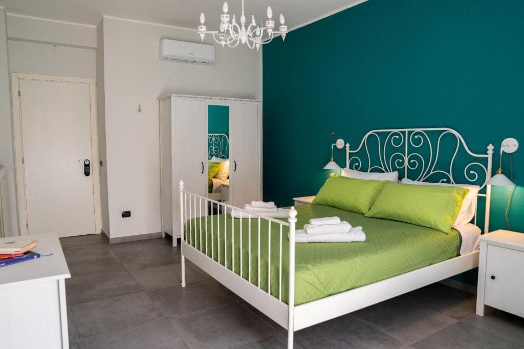 Double Room with Private External Bathroom room - Image 1