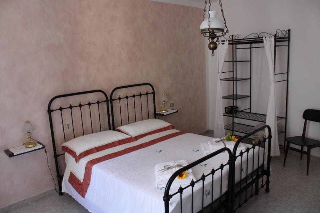 Triple Room with Shared Bathroom room - Image 2