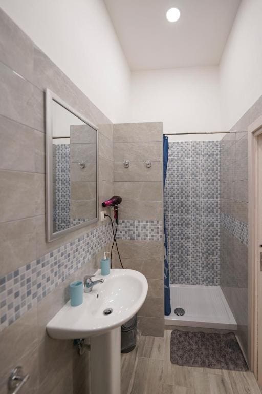 Quadruple Room with Private Bathroom room - Image 2