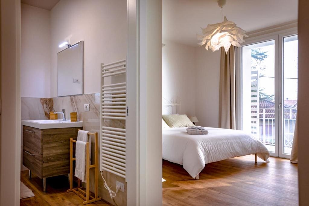 Double Room with Balcony room - Image 3