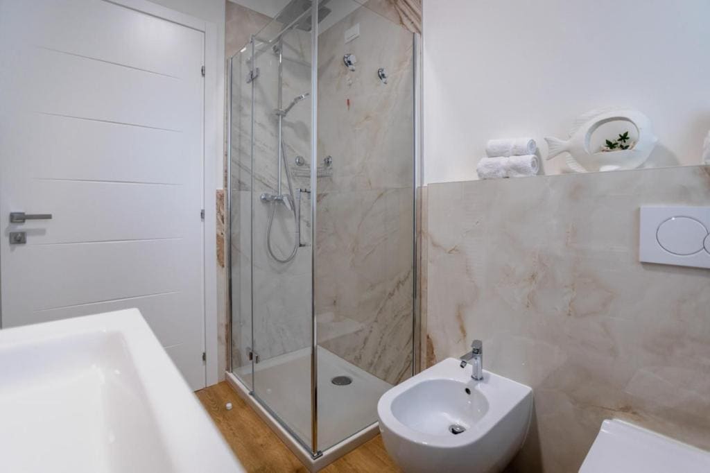 Double Room with Balcony room - Image 2
