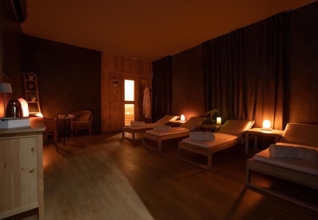 Large Double or Twin Room room - Image 3