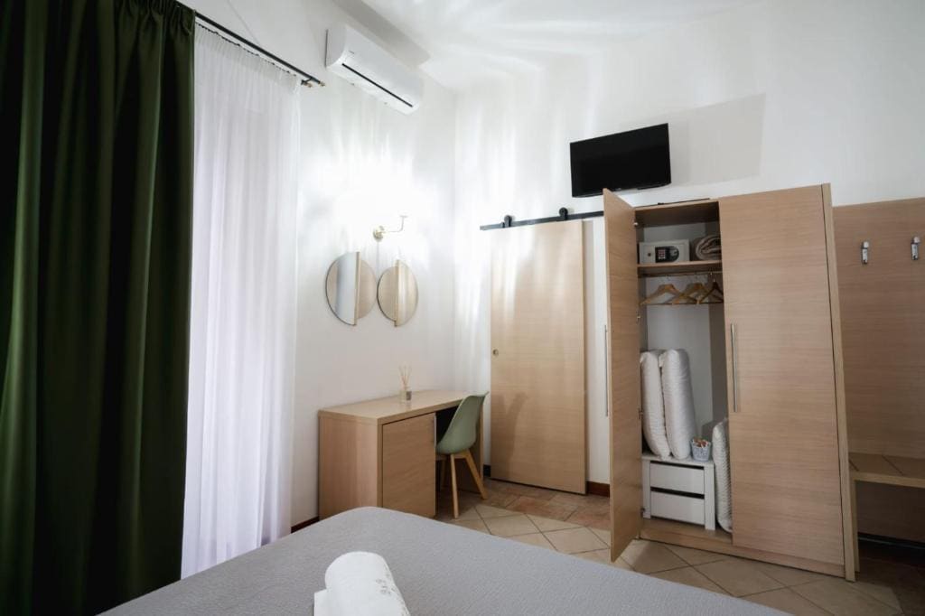 Family Room with Balcony room - Image 3