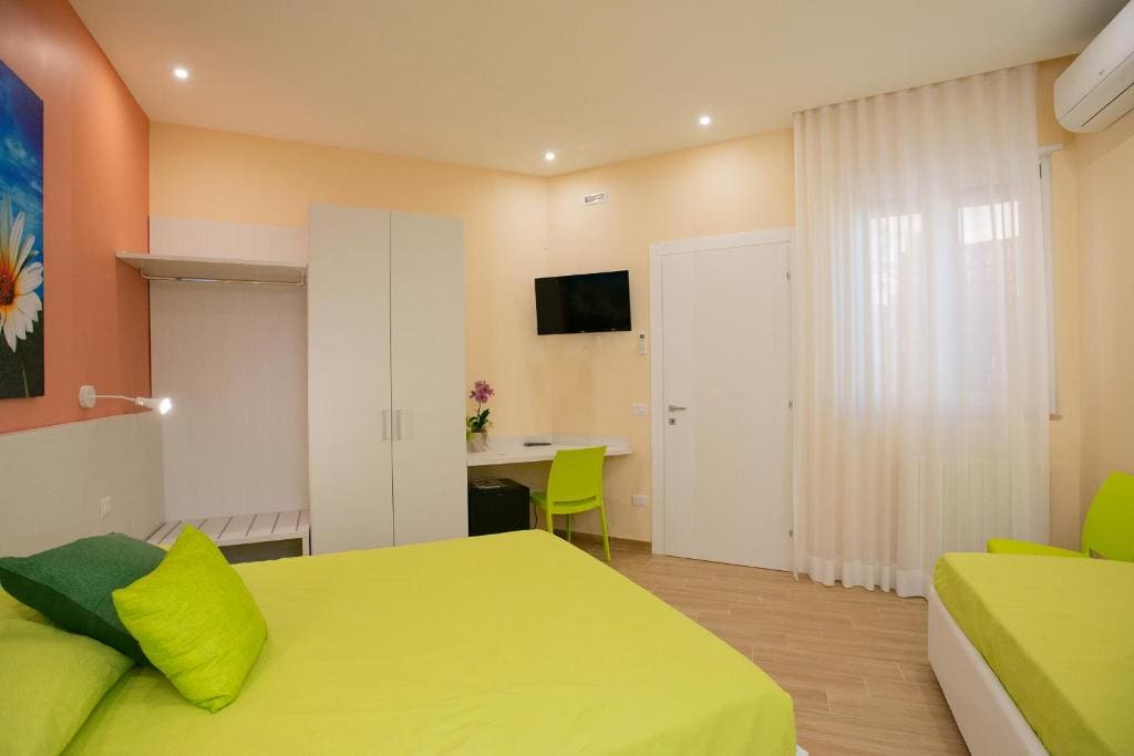 Comfort Triple Room with Shower room - Image 3
