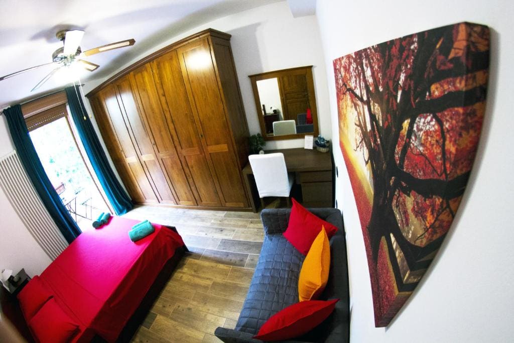 Queen Room with Shared Bathroom room - Image 3