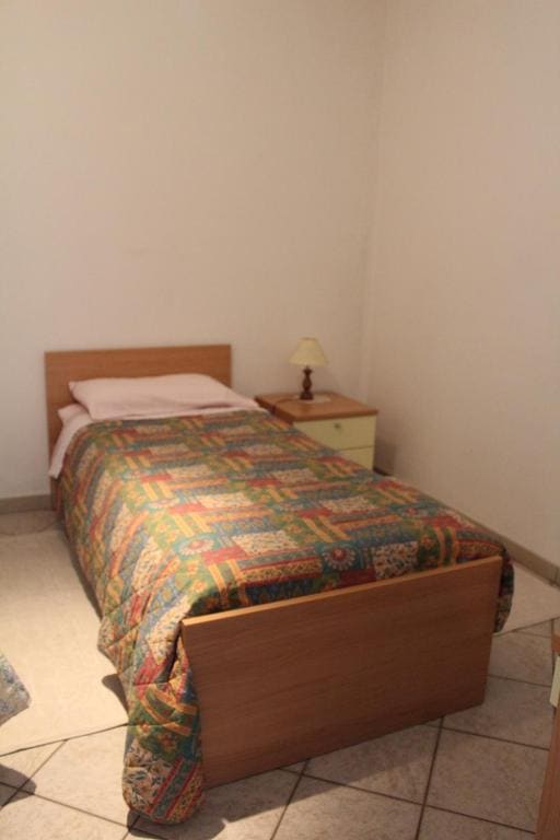 Single Room with Shared Bathroom room - Image 3