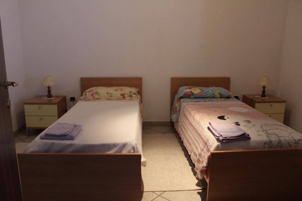 Single Room with Shared Bathroom room - Image 2