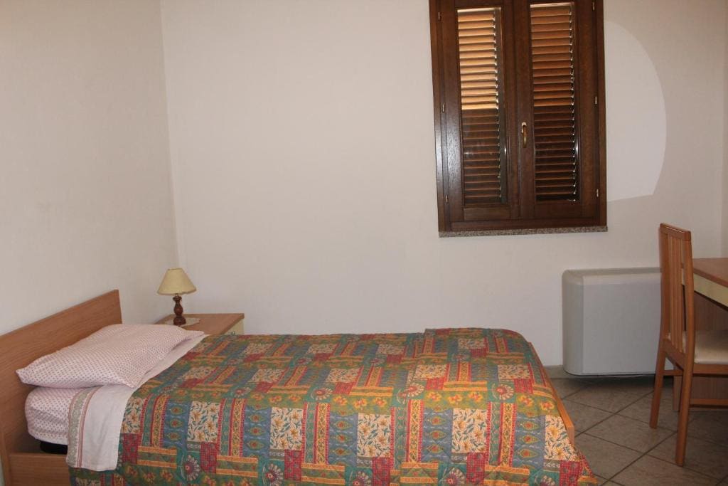 Single Room with Shared Bathroom room - Image 1