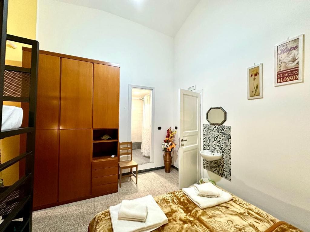 Classic Quadruple Room room - Image 1