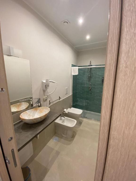 Deluxe Double Room with Shower room - Image 1