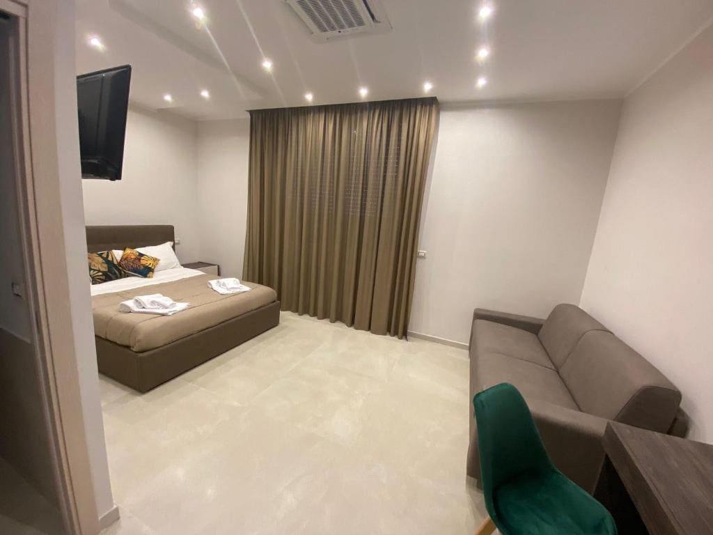 Deluxe Family Room room - Image 2