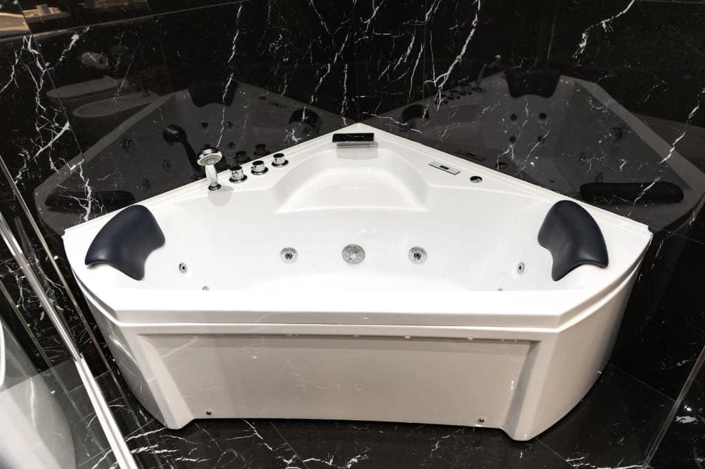 King Suite with Spa Bath room - Image 1