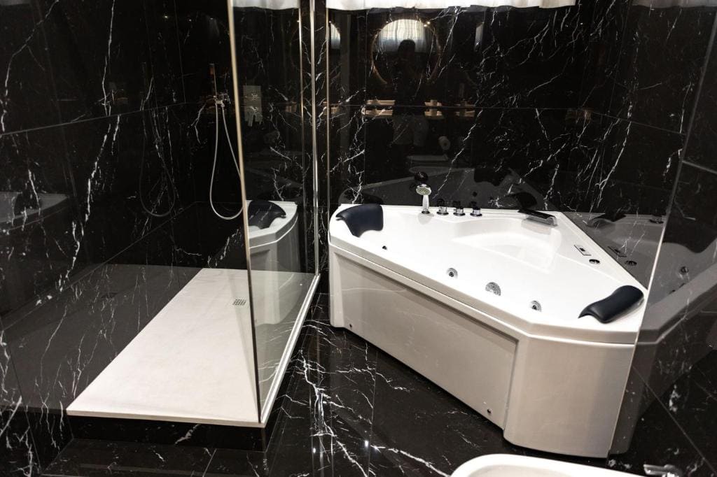 King Suite with Spa Bath room - Image 2