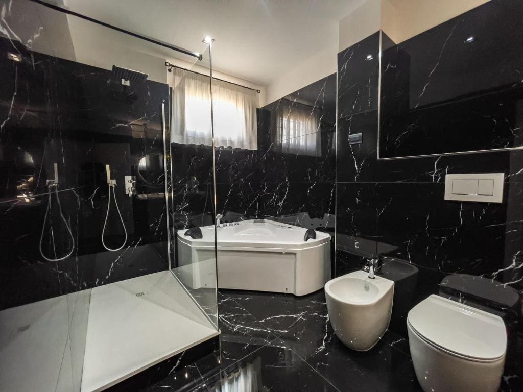 King Suite with Spa Bath room - Image 3