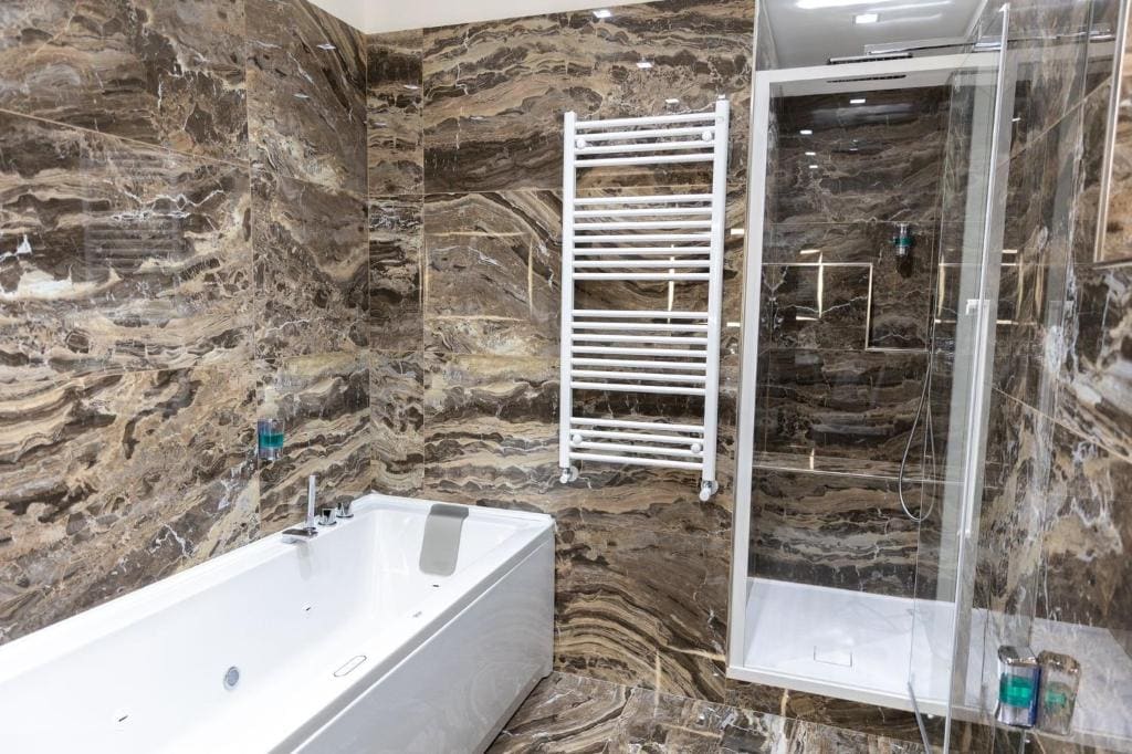 Queen Suite with Spa Bath room - Image 1