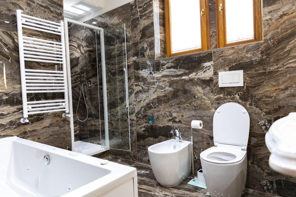 Queen Suite with Spa Bath room - Image 3