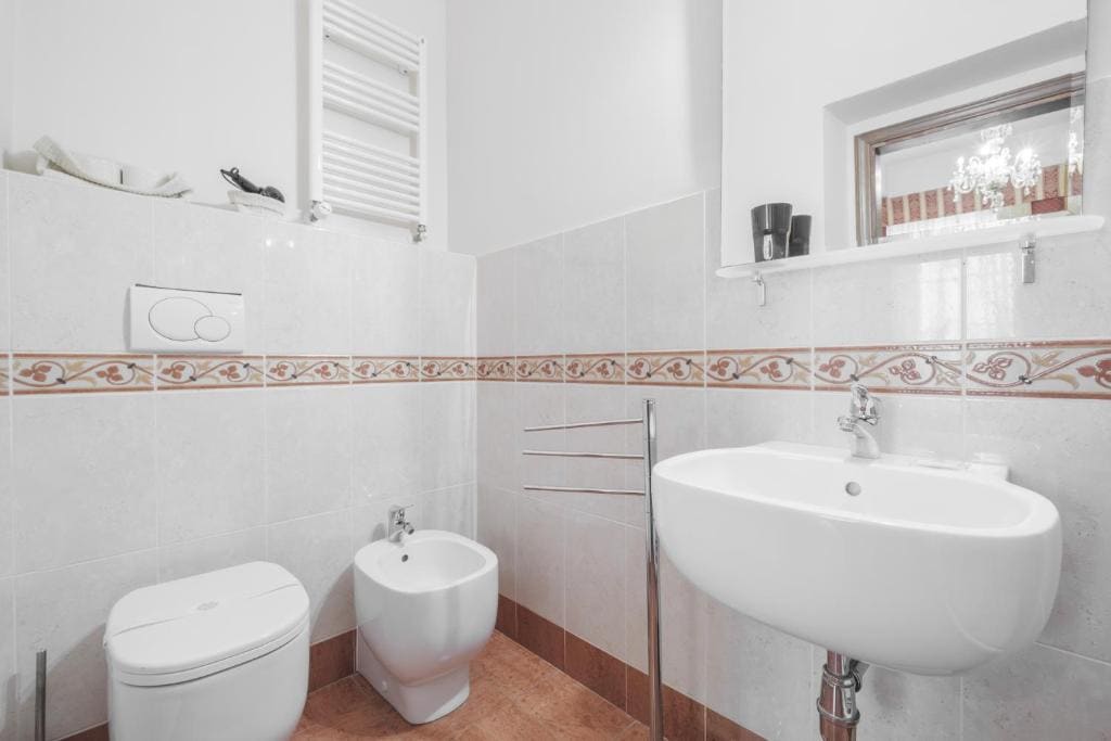 Double Room with Balcony room - Image 3