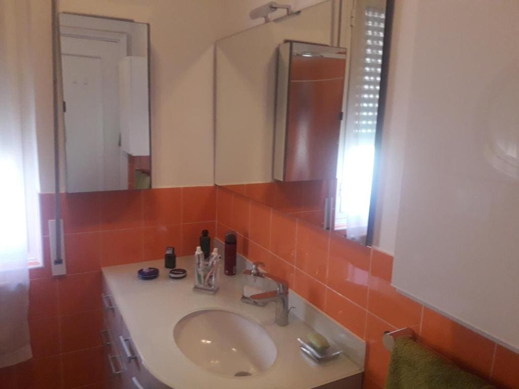Single Room with Shared Bathroom room - Image 3