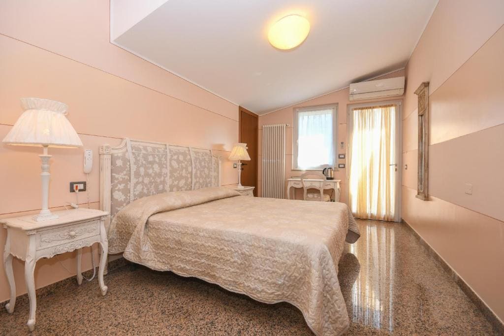 Classic Quadruple Room room - Image 3