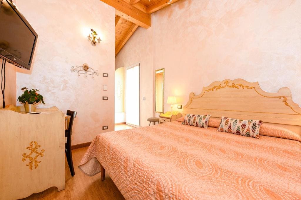 Standard Double or Twin Room with Balcony room - Image 2
