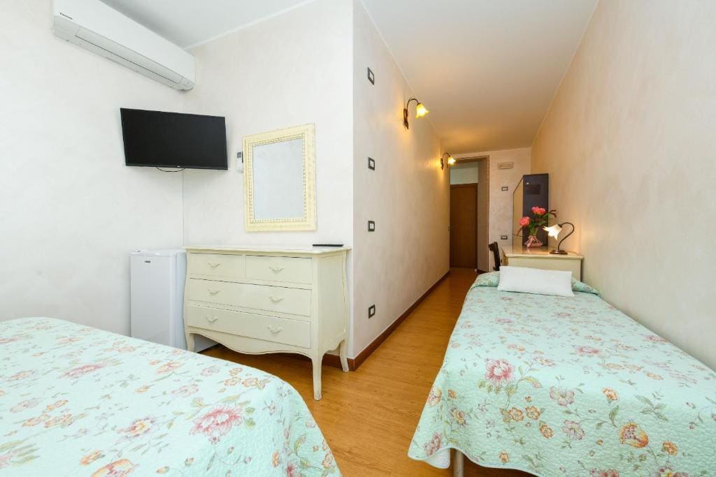 Standard Quadruple Room room - Image 1
